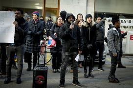 Protesti zaradi azilne politike