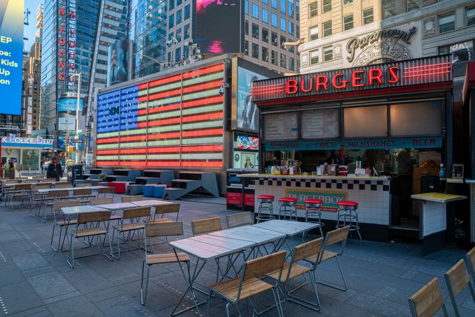 Ulice New Yorka so skoraj popolnoma opustele zaradi epidemije, zaradi katere so 16. marca zaprli vse tamkajšnje živalske vrtove in akvarije. | Foto: Getty Images