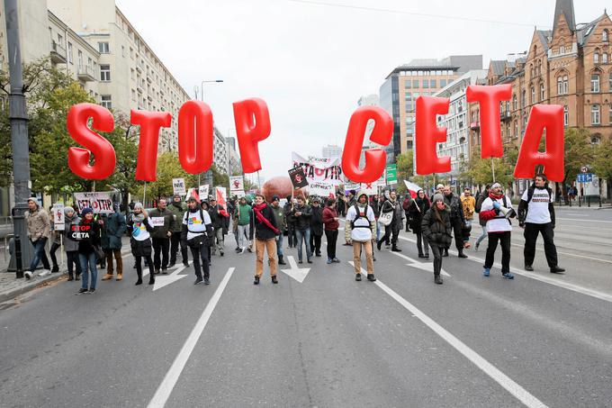 V civilni družbi prevladuje zaskrbljenost. Slišati je pomisleke, ali je ob minimalnih pozitivnih učinkih za Slovenijo državo smiselno izpostavljati morebitnim tveganjem. | Foto: Reuters