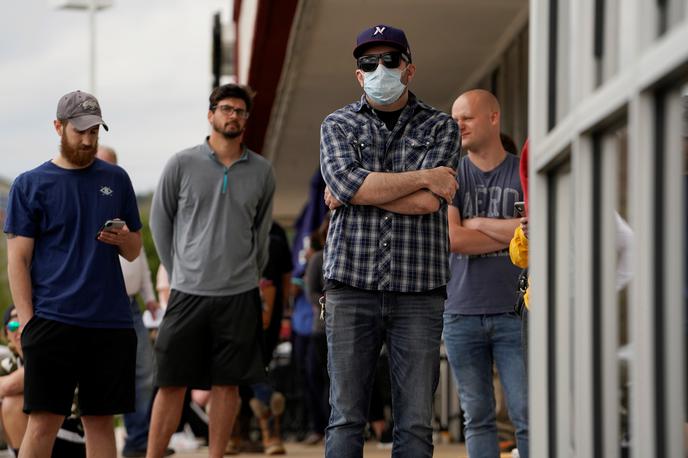 Brezposelni v ZDA | Zaradi zaprtja gospodarstva v času epidemije novega koronavirusa bi lahko delo izgubila skoraj tretjina delovne sile v ZDA, pravi ekonomist in Nobelov nagrajenec Joseph Stiglitz. | Foto Reuters