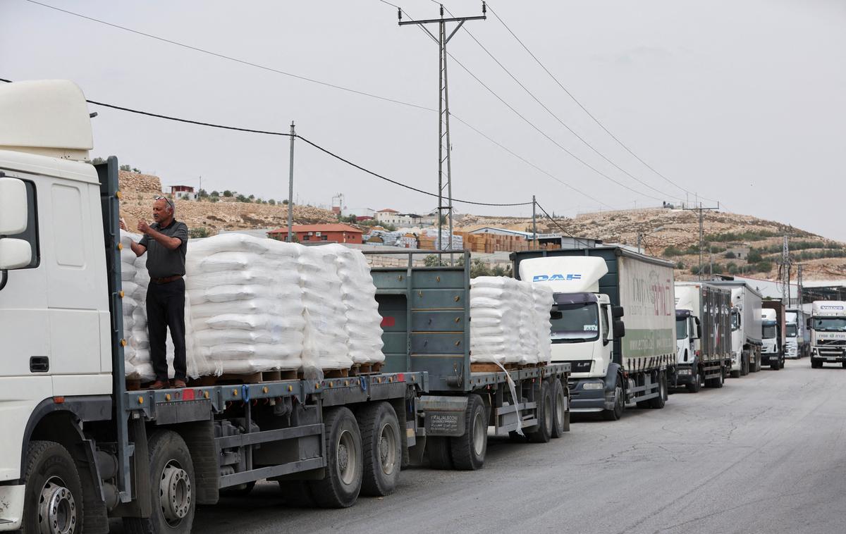 Rafa, mednarodna pomoč | Potem ko je svetovna javnost že večkrat slišala opozorila humanitarnih organizacij, da v Gazi ni več varnega mesta za ljudi, je UNRWA danes znova sporočila, da se humanitarno območje v Gazi še naprej zožuje. | Foto Reuters