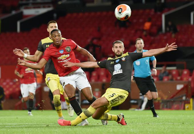 Anthony Martial je vpisal zadetek in podajo, a to je bilo premalo za peto zaporedno ligaško zmago. | Foto: Reuters