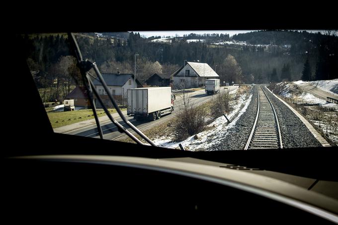 Med Velikimi Laščami in Ortnekom doseže kočevska proga svojo najvišjo točko (581 metrov nadmorske višine), ki leži samo en meter nižje od najvišje ležeče železniške postaje v Sloveniji. | Foto: Ana Kovač