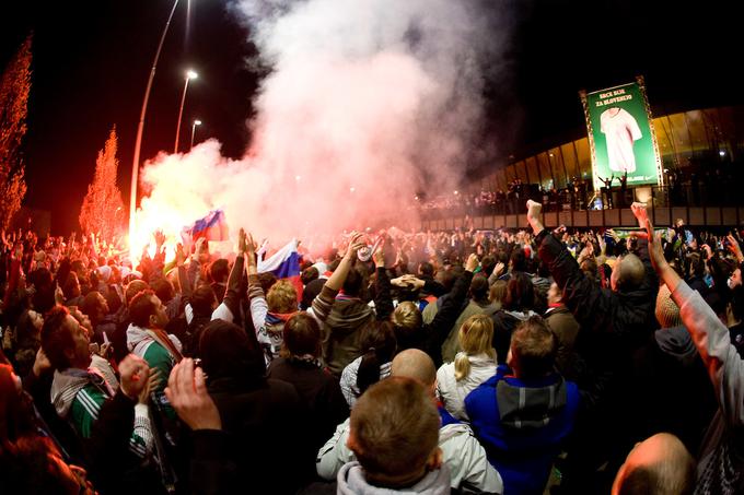 Navdušenje navijačev po nepozabni zmagi nad Rusijo pred južno ploščadjo Ljudskega vrta. | Foto: Vid Ponikvar