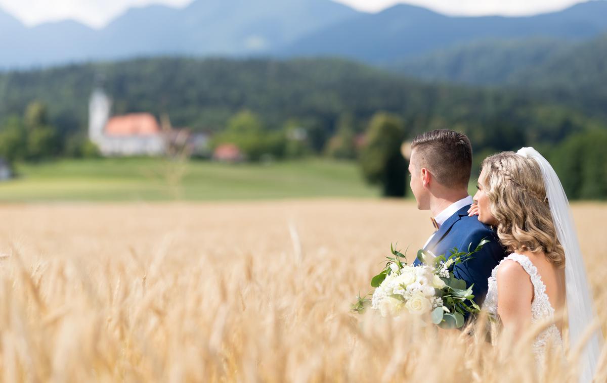 Simbolna fotografija poroke | Slovenska populacija ima v svojem genetskem naboru približno 43,5 odstotka genov praindoevropsko govoreče populacije, ki je pred tisočletji živela v vzhodnoevropskih stepah, 43,2 odstotka genov populacije zgodnjih neolitskih kmetov iz Anatolije in 13,3 odstotka genov lovsko-nabiralske populacije, ki je v Evropi živela že vsaj v srednji kameni dobi (mezolitiku). Fotografija je simbolična. | Foto Guliverimage