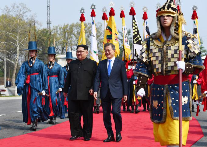 Namesto vojaških uniform so ju spremljale narodne noše. | Foto: Getty Images