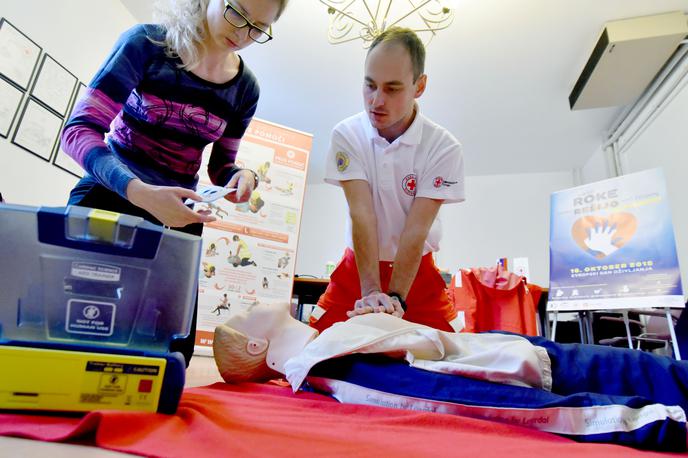 oživljanje | Veliko ljudi je strah, da ne bi pravilno oživljali. A to, da ne pomagamo, je najslabša odločitev, opozarjajo strokovnjaki. | Foto STA