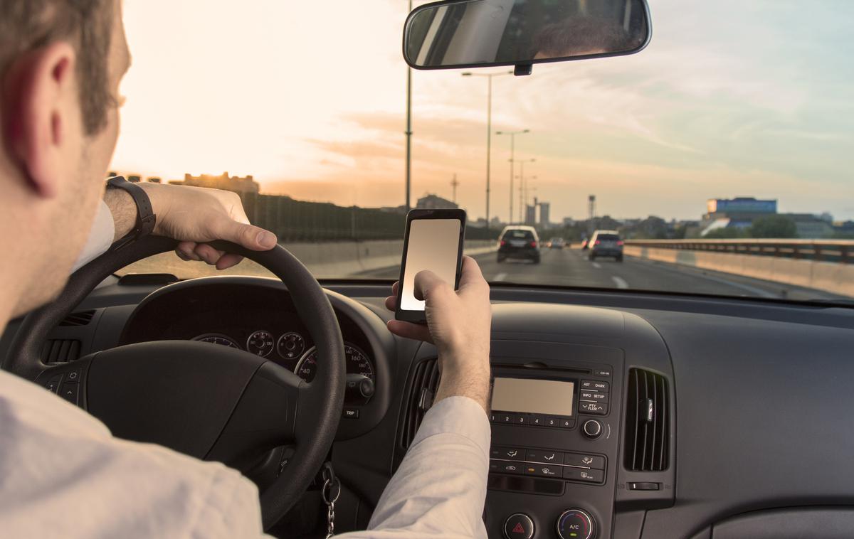 vožnja telefon | Poleg poostrene zakonodaje imata tudi ozaveščanje skozi leto in nadzor policije pozitiven učinek na prometno varnost. Prav tem trem dejavnikom namreč agencija pripisuje desetodstotni upad kršitev uporabe mobilnega telefona med vožnjo v letu 2021 v primerjavi z letom prej. | Foto Getty Images