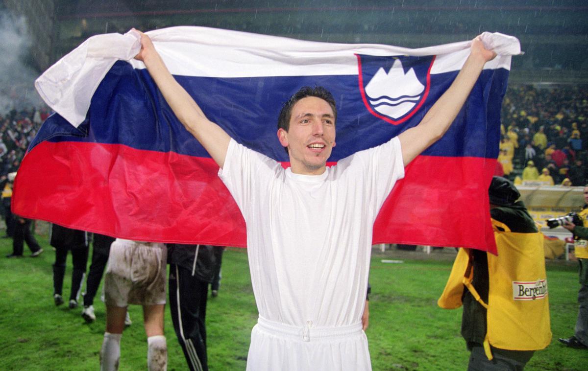 Zoran Pavlović | Nepozaben prizor iz deževne Bukarešte, ko je Zoran Pavlović leta 2001 proslavljal zgodovinski preboj Slovenije na svetovno prvenstvo. | Foto Guliver/Getty Images