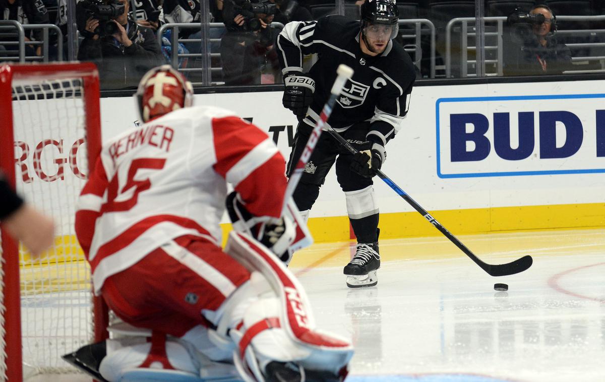 Anže Kopitar Red Wings | Anže Kopitar je prvi ugnal vratarja Jonathana Bernierja. Kralji so Rdeča krila iz Detroita premagali z rezultatom 4:2.  | Foto Reuters