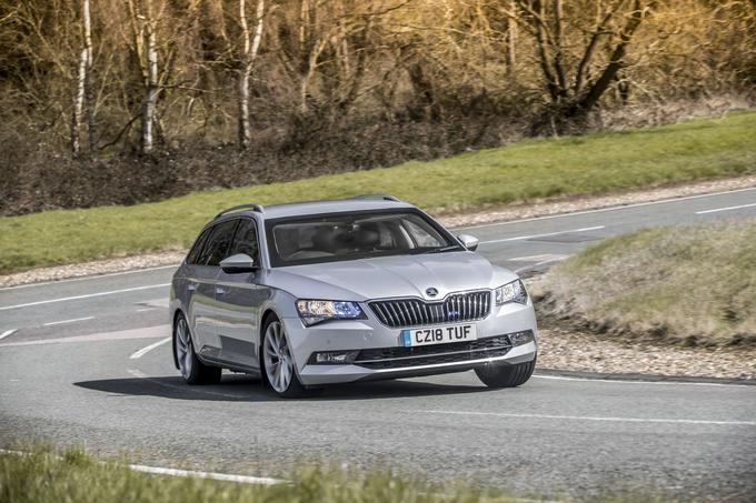 Neprebojna škoda octavia combi je odporna proti strelom in eksplozijam, zna voziti s predrtimi pnevmatikami ter je opremljena s posebnimi lučmi. | Foto: Škoda