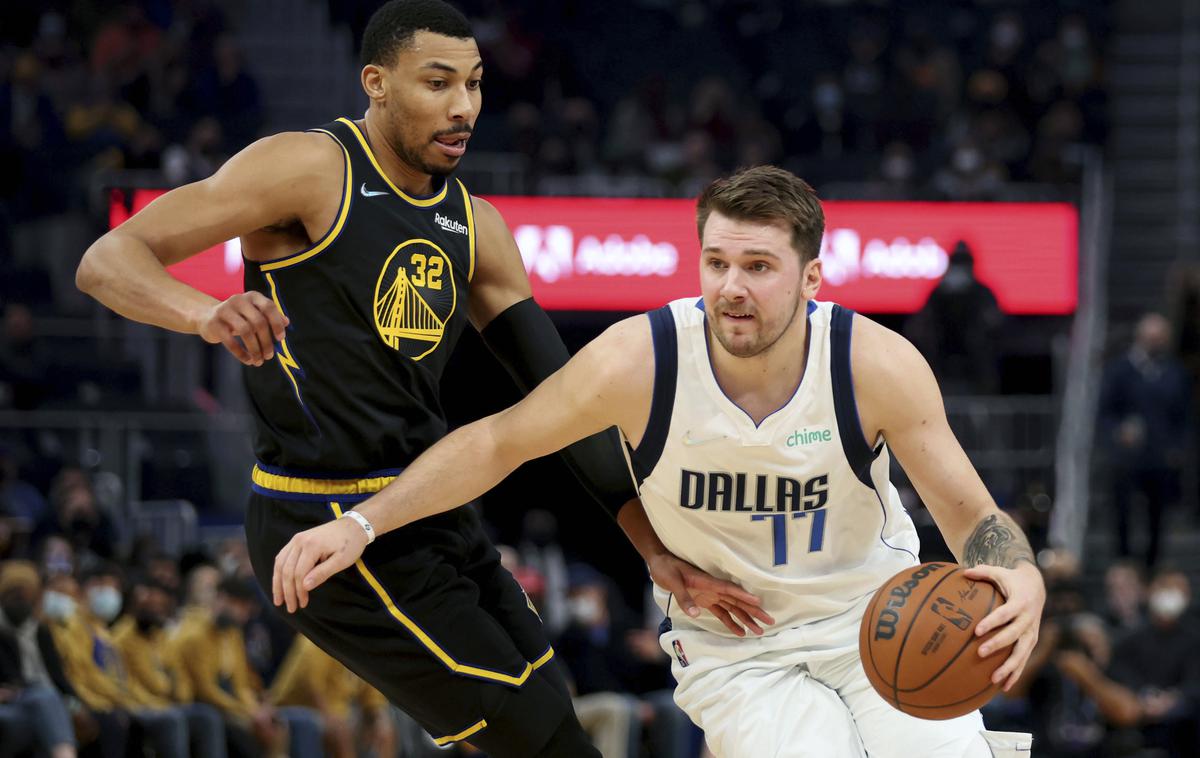 DOnčić Dallas Golden State | Luka Dončić je v uvodnih minutah zbral 13 točk, nato pa moral z dvema osebnima napakama na klop. | Foto Guliver Image