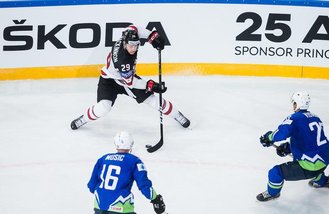 Nathan MacKinnon je bil s tremi zadetki najboljši igralec Kanade. | Foto: Vid Ponikvar