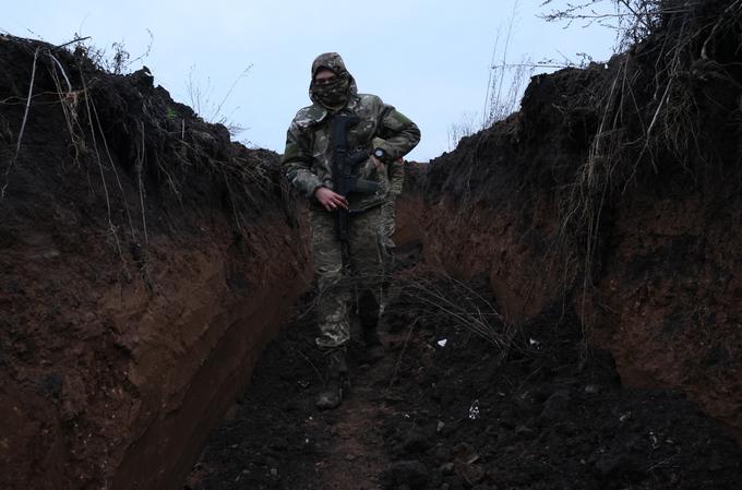 Na fotografiji iz novembra letos vidimo ukrajinskega vojaka v enem od rovov v bližini mesta Bahmut. V spopadih za to mesto na ruski strani sodelujejo tudi dobro opremljene in izurjene enote ruske zasebne vojske Wagner. Kot kaže, hočejo Rusi za vsako ceno osvojiti to mesto. | Foto: Guliverimage/Vladimir Fedorenko