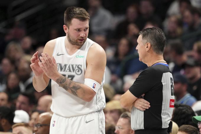 Luka Dončić v pogovoru s sodnikom. Ljubljančan je igral le 28 minut, saj ga je trener želel spočiti za naslednjo tekmo. | Foto: Guliverimage