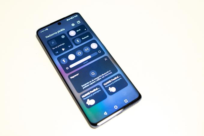 Če s prstom potegnemo od zgornjega roba zaslona navzdol, ne bomo dobili za Android običajnega izbirnika nastavitev, temveč vmesnik, ki olajša povezovanje pametnega telefona Huawei nova 9 z drugimi napravami. | Foto: Ana Kovač