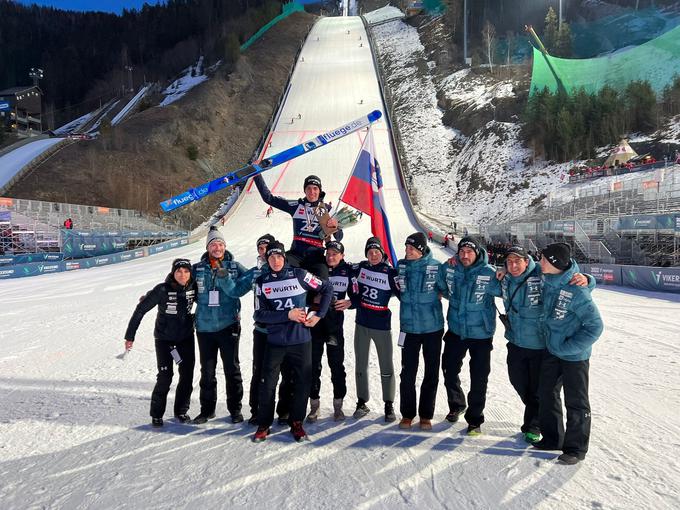 Veselje slovenske skakalne reprezentance ob osvojenem srebru Timija Zajca. | Foto: SZS