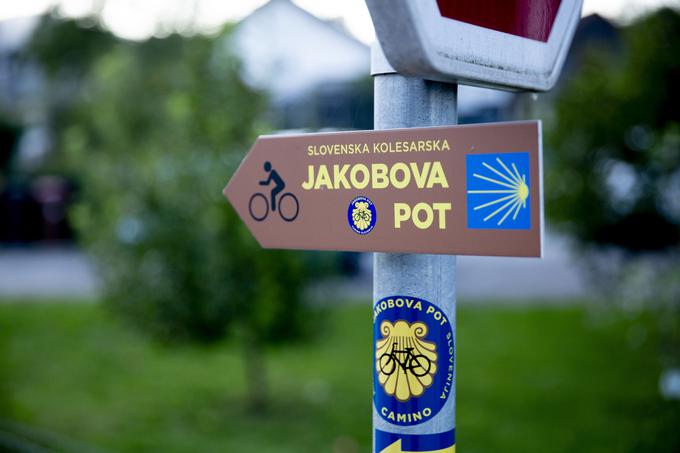 Kolesarska Jakobova pot je označena z rumeno školjko tako kot klasična Jakobova pot za popotnike in romarje, s to razliko, da je v primeru kolesarske poti v školjki še kolo, za dodatno orientacijo pa je dodana smerna puščica, ki kaže na smer vožnje. | Foto: Ana Kovač