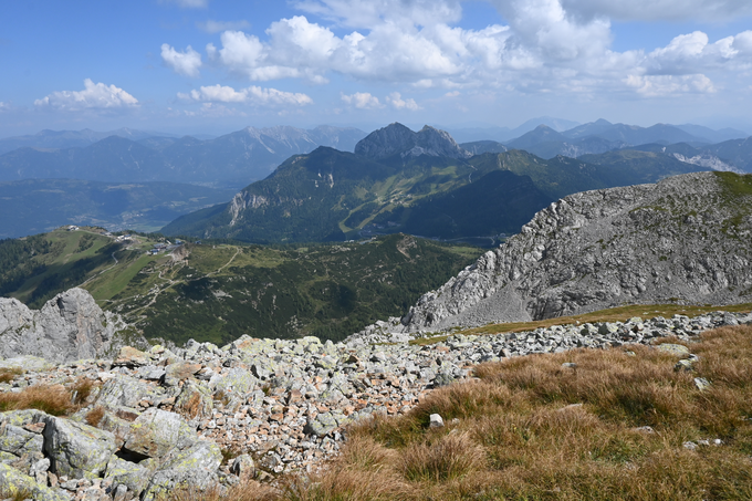 Pogled z gore Konjski Špik (Rosskofel) proti gori Krniške skale (Gartnerkofel) nad Mokrinami (Nassfeld) | Foto: Matej Podgoršek