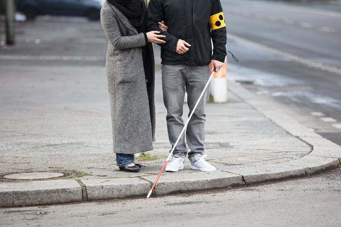 Slepi | Na ministrstvu so se odločili, da bo lahko osebni asistent po novem tudi družinski član. | Foto Getty Images