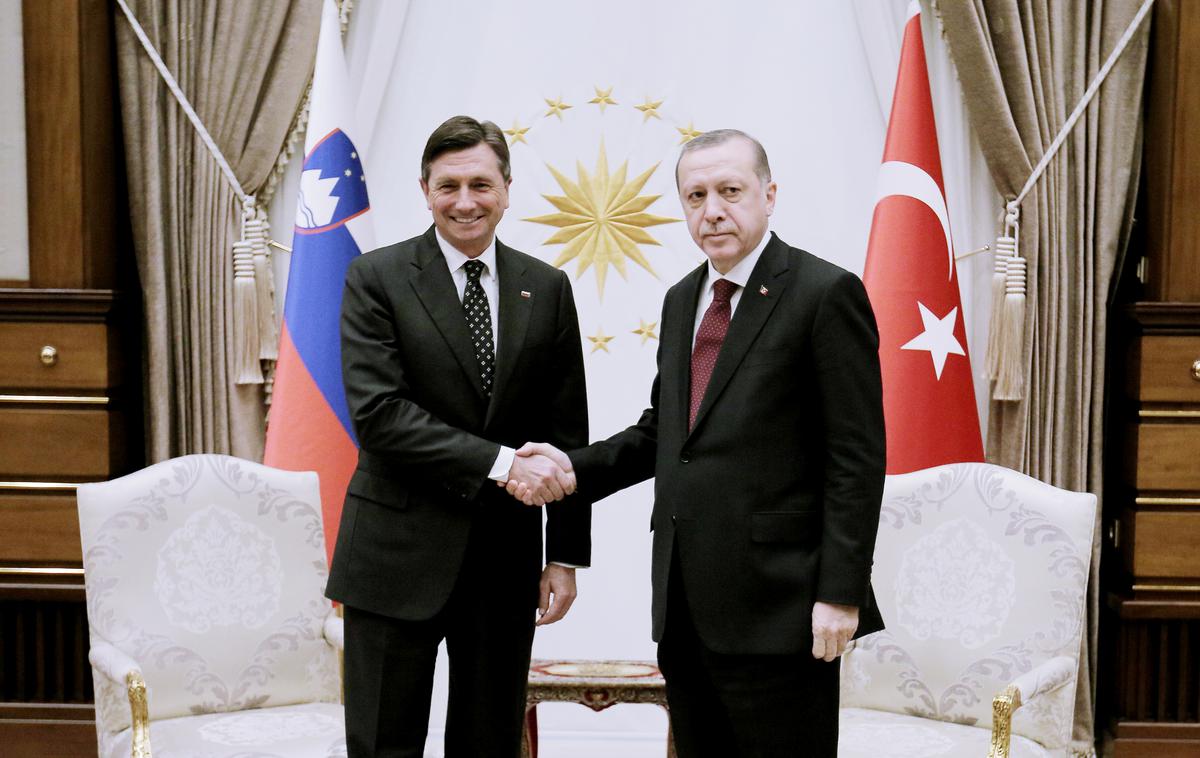 Borut Pahor in Erdogan | Erdogan si želi, da bi Slovenija ponovno preučila svojo odločitev in umaknila Turčijo s seznama držav, ki niso varne. | Foto STA