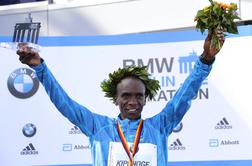 Kipchoge kljub težavami s copati z odličnim časom zmagal v Berlinu