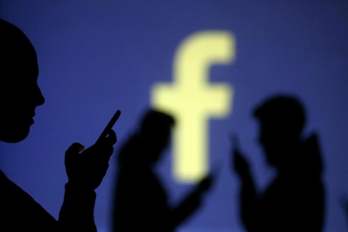 Facebook je imel v drugem četrtletju tega leta približno 2,2 milijardi mesečno aktivnih uporabnikov.  | Foto: Reuters