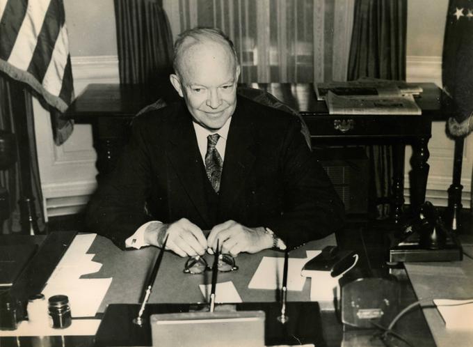 Republikanec Dwight Eisenhower (na fotografiji), ki je bil predsednik ZDA med januarjem 1953 in januarjem 1961, je bil zadnji ameriški predsednik s plešo. V Beli hiši ga je zamenjal lasati demokrat John F. Kennedy, prvi katolik na čelu ZDA. Ta je premagal republikanca Richarda Nixona. Predsedniške volitve leta 1960 so prve ameriške predsedniške volitve, na katerih je imela velik vpliv na volivce televizija. | Foto: Guliverimage