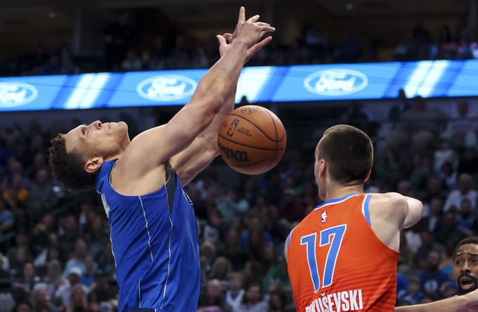 Dwight Powell v tej sezoni dobro opravlja vlogo košarkarja s klopi. | Foto: Reuters