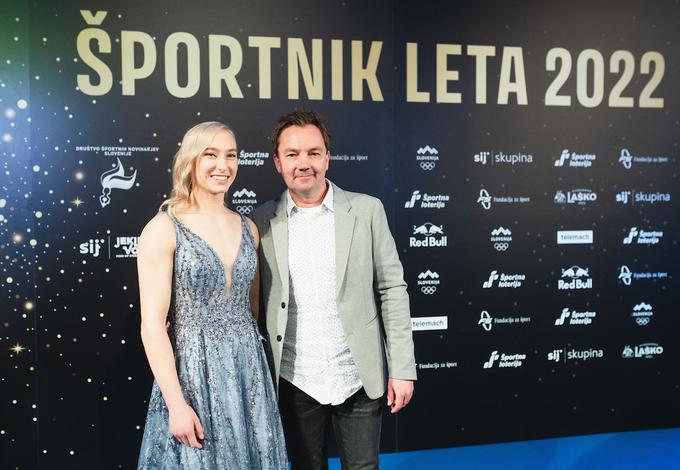 Janja Garnbret s trenerjem Romanom Krajnikom.  | Foto: Grega Valančič/Sportida