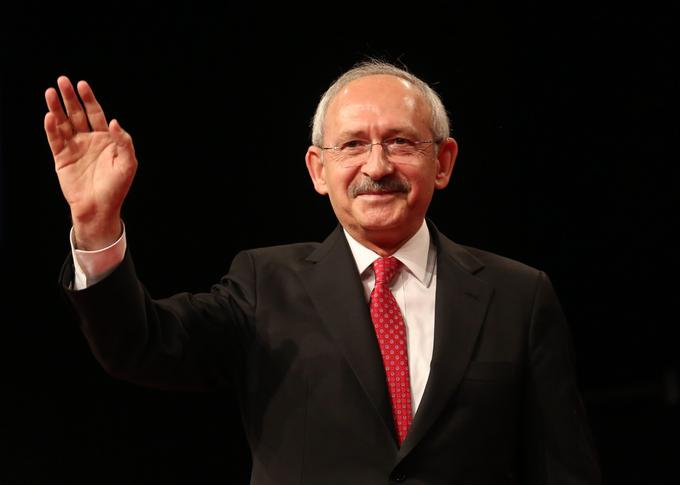 Kemal Kilicdaroglu je po izobrazbi ekonomist. Od leta 2010 je predsednik socialdemokratske stranke CHP (kratica za Republikansko ljudsko stranko), ki zagovarja sekularno Turčijo po zgledu Atatürka. Kilicdarogluju je pred leti uspelo oblikovati široko koalicijo opozicijskih strank z imenom Narodno zavezništvo (na kratko Narod), ki je leta 2019 zmagalo na turških lokalnih volitvah. Koalicija strank, ki podpirajo Erdogana, pa se imenuje Ljudsko zavezništvo (na kratko Ljudstvo). | Foto: Guliverimage/Vladimir Fedorenko