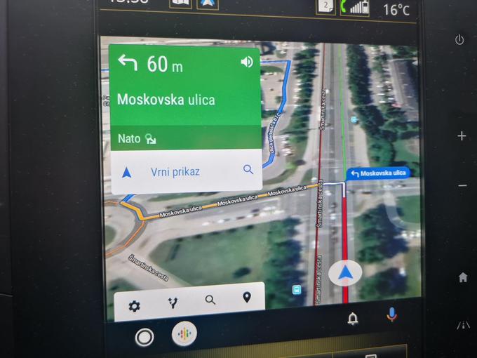 Navigacija omogoča klasičen pogled s podlago zemljevida, mogoče pa je uporabiti tudi satelitske posnetke.  | Foto: Gregor Pavšič