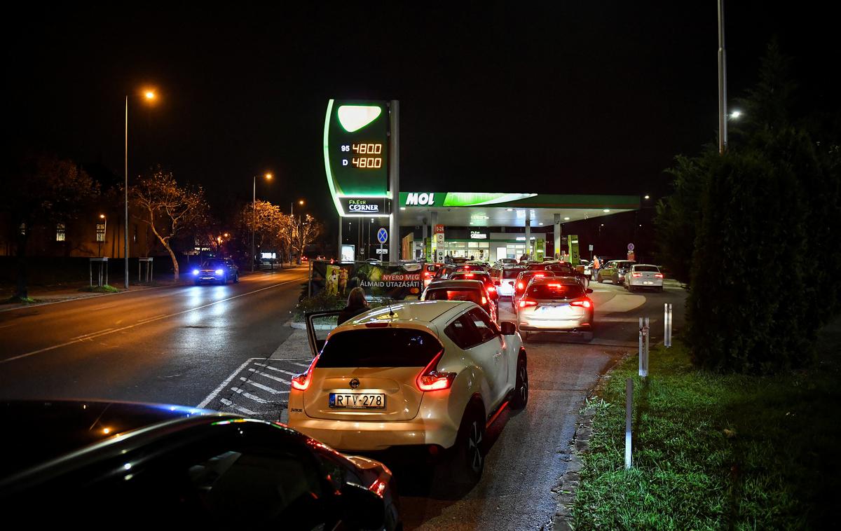 Bencinski servis Mol na Madžarskem | Odločitev madžarske vlade sledi opozorilu izvršnega direktorja Mola Gyorgyja Bacse, da so razmere glede oskrbe nedvomno kritične, povpraševanje pa je močno naraslo. "Potrošniki si želijo ustvariti zaloge in sledilo je panično nakupovanje," je njegovo izjavo v torek povzela AFP. | Foto Reuters