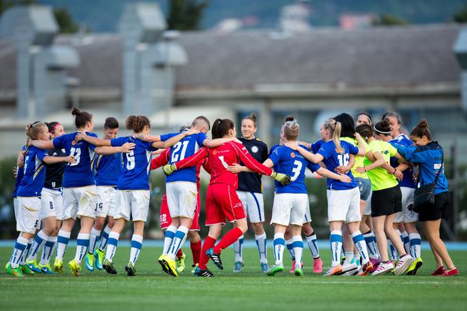 Veselje Beltinčank po osvojenem naslovu pokalnih zmagovalk. | Foto: Matic Klanšek Velej/Sportida