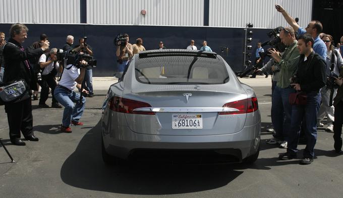 Trenutek, ko so prototip tesle model S prvič zapeljali. Nihče ni vedel, da so ga skupaj “zlepili” z magneti in da stoji na osnovi deset centimetrov podaljšanega mercedesa CLS. | Foto: Reuters