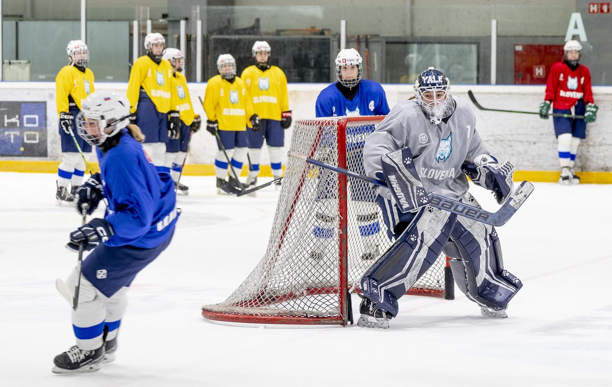 Trening ženske hokejske reprezentance | Slovenke so danes odpotovale na svetovno prvenstvo v Latvijo, kjer jih že v nedeljo čaka prva tekma. Nasprotnice bodo Poljakinje. | Foto Ana Kovač