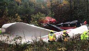 Tovornjak zgrmel z viadukta Malence, voznik umrl #video