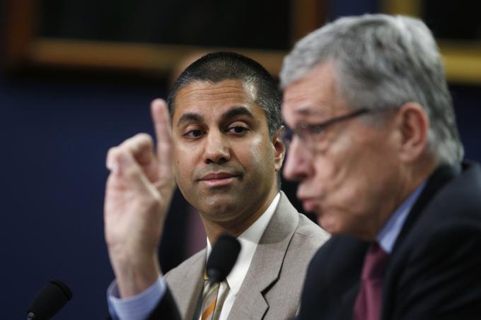 Ajit Pai (levo) je na položaju predsednika FCC nasledil Toma Wheelerja (desno). | Foto: Reuters