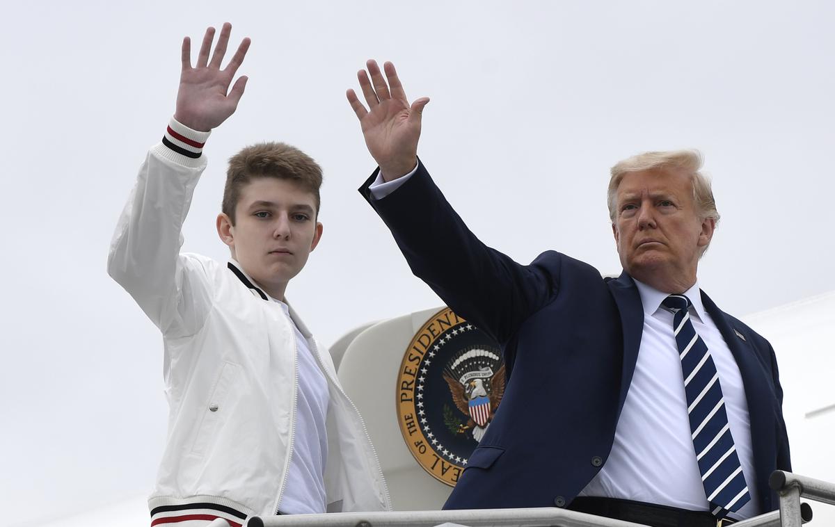 Barron in Donalnd Trump | Ime Barron Trump se je omenjalo v javnosti ob začetku sodnega procesa proti očetu zaradi ponarejanja poslovnih dokumentov v New Yorku, ko se je Donald Trump pritoževal, da mu sodnik Juan Merchan ne dovoli udeležbe na sinovi diplomski slovesnosti. | Foto Guliverimage