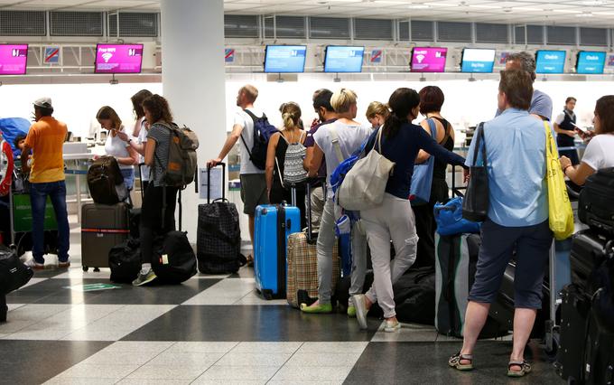 Ryanair sicer ni edina letalska družba, ki jo pestijo težave z nezadovoljnimi zaposlenimi - še niso zbledeli spomini na letošnjo pomlad, ko sta na primer tudi Lufthansa in Air France morala odpovedati številne svoje polete. | Foto: Reuters