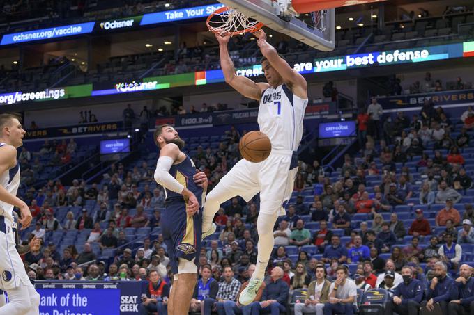 Kristaps Porzingis je v noči na četrtek večkrat zabil po asistenci Luke Dončića. | Foto: AP / Guliverimage