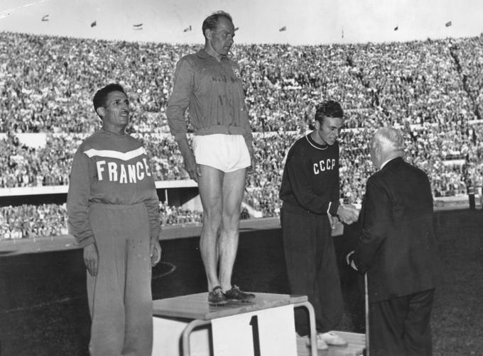 Na olimpijskih igrah v Helsinkih je osvojil kar tri zlate medalje. Postal je olimpijski prvak v teku na 5, 10 in 42 kilometrov. | Foto: Getty Images