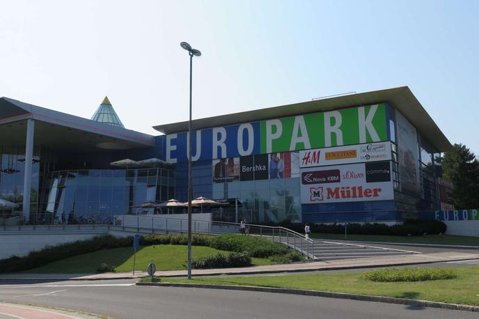 Europark Maribor | Policisti nadaljujejo zbiranje obvestil zaradi suma kaznivega dejanja. | Foto STA