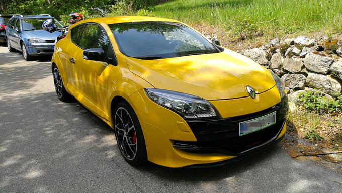 Renault megane RS ima s svojo neposrednostjo in natančnim ročnim menjalnikom med ljubitelji športnega avtomobilizma že tradicionalno veliko privržencev.  | Foto: Gregor Pavšič