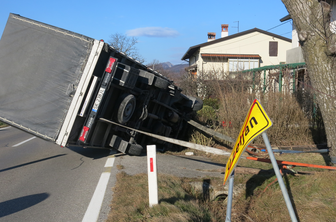 Pozor, na tem odseku zaradi burje več prevrnjenih tovornjakov