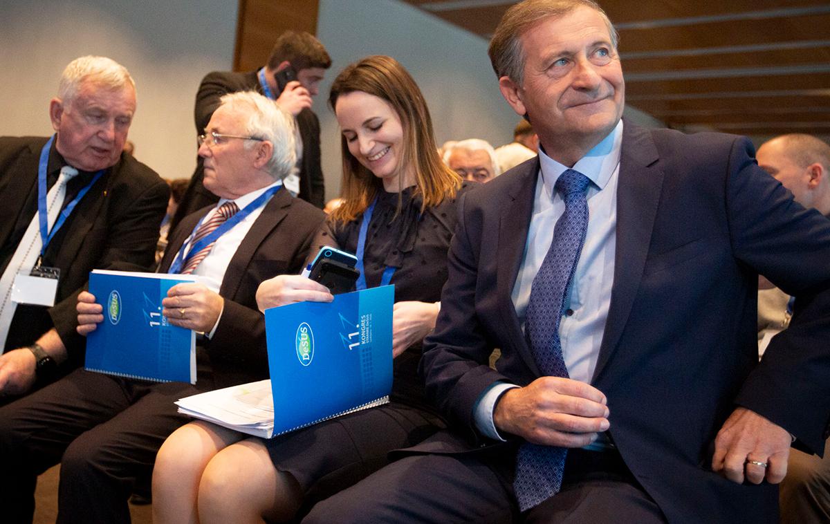 Karel Erjavec. Kongres. | Karl Erjavec je pred januarskim porazom DeSUS vodil 15 let, kar je tretji najdaljši staž med trenutnimi predsedniki strank v parlamentu. Dlje sta na čelu strank le še Janez Janša v SDS in Zmago Jelinčič v SNS. | Foto Bojan Puhek