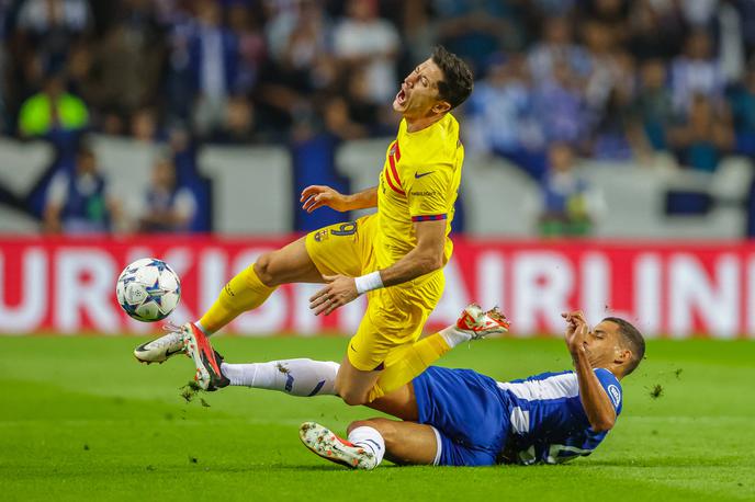 Robert Lewandowski | Robert Lewandowski si je na sredini tekmi lige prvakov zvil gleženj, tako da nekaj časa ne bo mogel pomagati Barceloni. | Foto Guliverimage