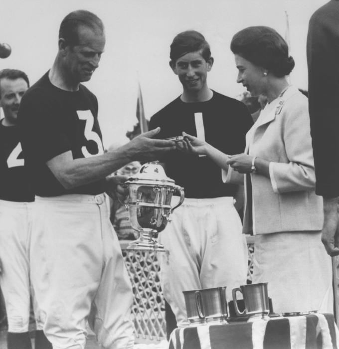 Kraljica Elizabeta med predajo pokala Westbury svojemu možu princu leta 1967 v Windsorju. Filip in njegov sin Charles sta igrala za zmagovalno ekipo Rangers, ki je s 7:2 premagala ekipo Bishops.  | Foto: Guliverimage/Vladimir Fedorenko