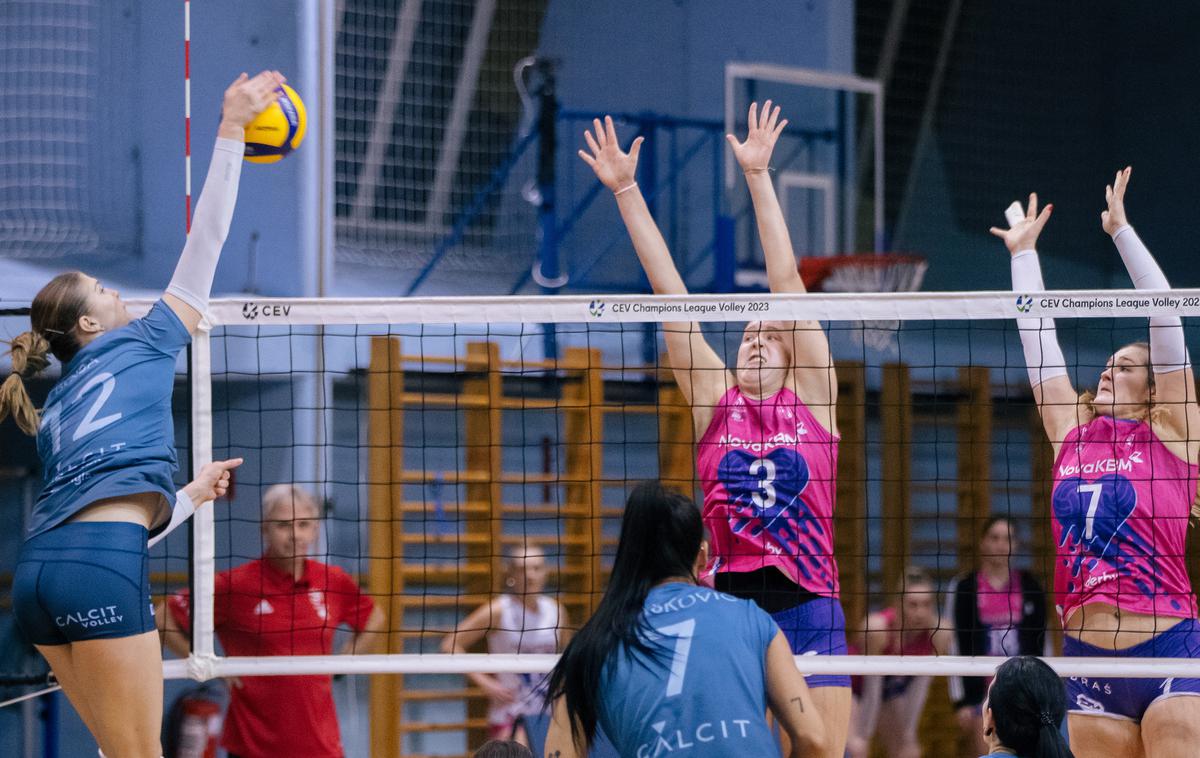 Nova KBM Branik - Calcit Volley | Odbojkarice Nove KBM Branik so ugnale Calcity Volley. | Foto Klemen Brumec