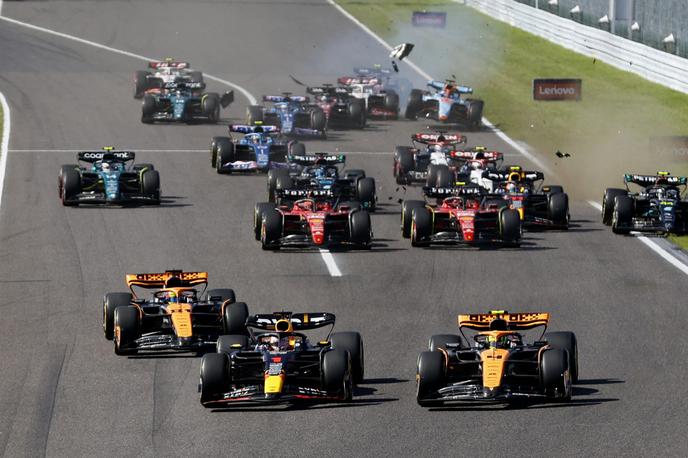 Suzuka Štart Max Verstappen Oscar Piastri Lando Norris | Odličen štart obeh McLarnov, ki sta v prvem zavoju skušala prehiteti Maxa Verstappna. | Foto Reuters